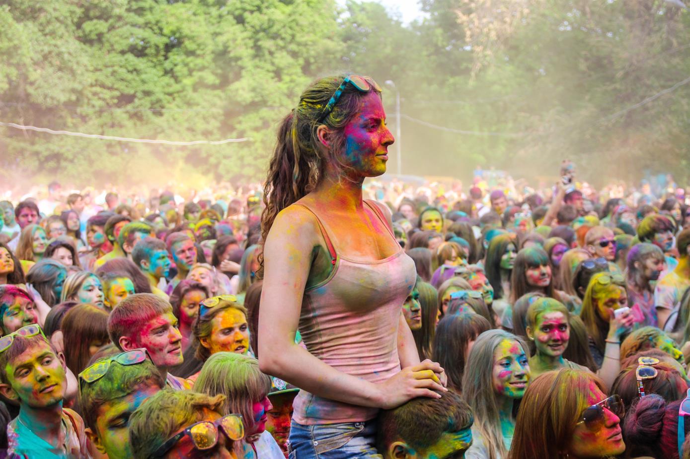 印度低种姓遇到高种姓需要行礼吗,洒红节印度人