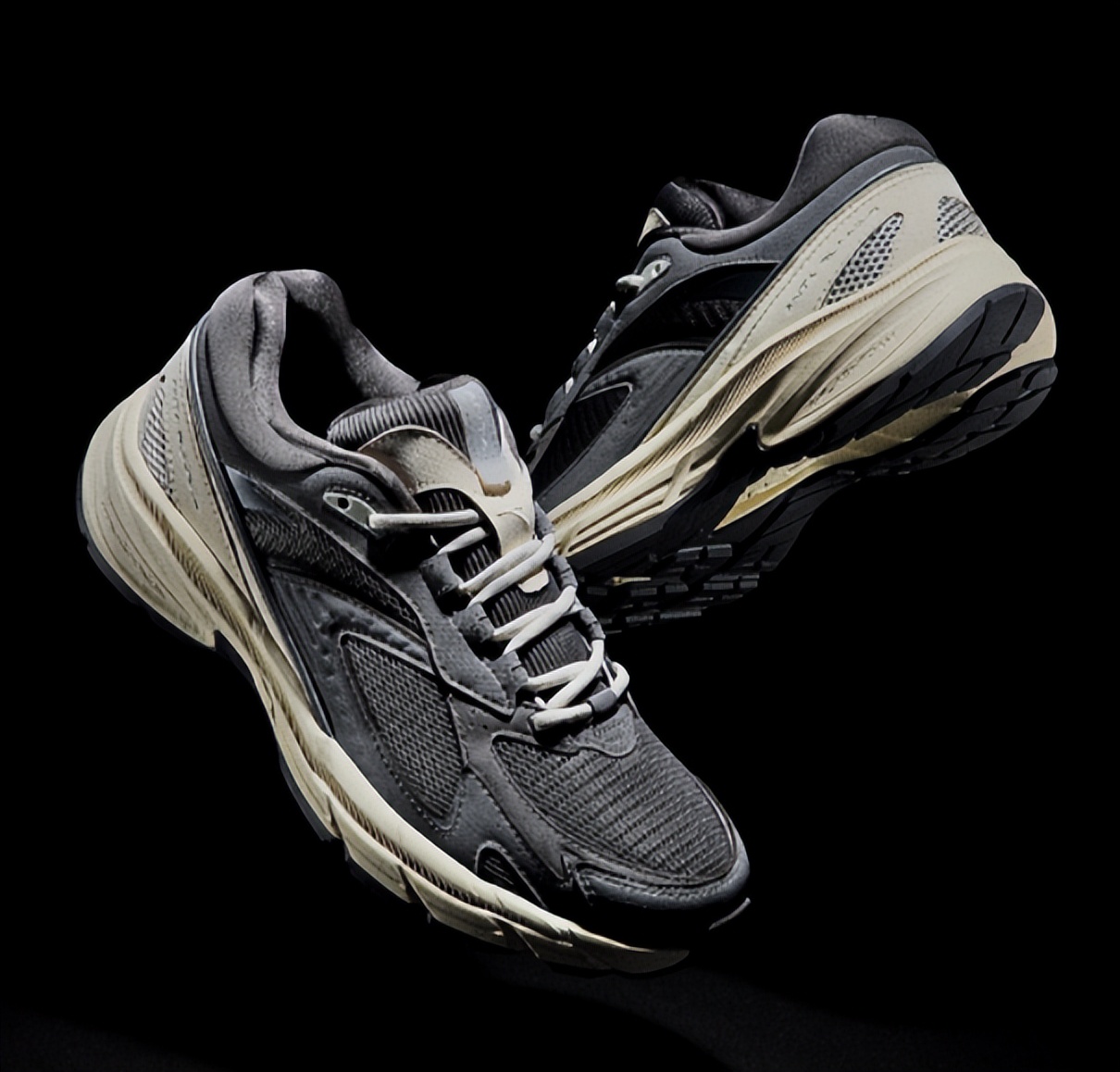 安踏多款老爹鞋曝光！满眼都是巴黎世家、新百伦的影子？