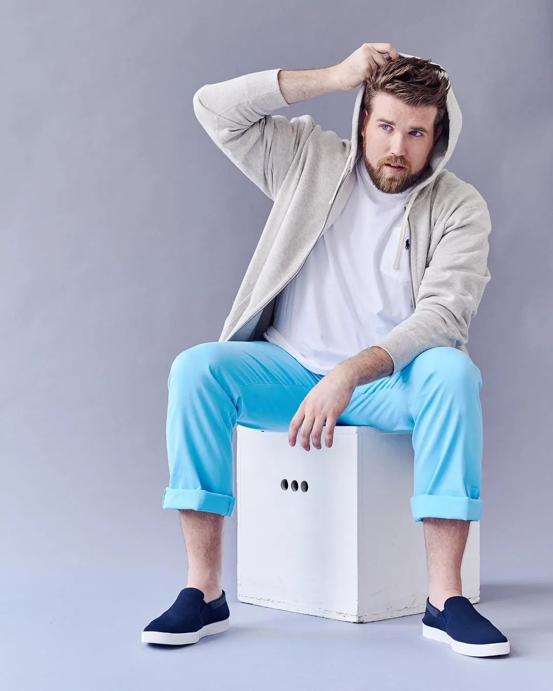 全球首席大码男模特为Rihanna内衣大秀走秀，展现傲人大肚腩