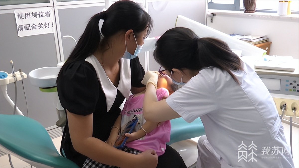 15岁突然脸肿嘴肿了是怎么回事,15岁脸就突然肿大