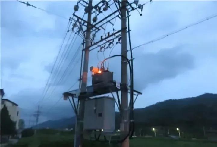 香烛引起家中起火，竟这样灭火！