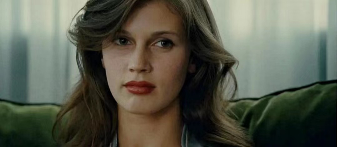 法国影片《花容月貌》以超现实的手法表达了什么？