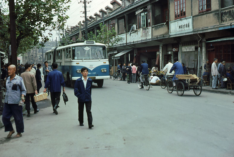 八十年代的上海老照片,踩在东海沿岸闪耀着无与伦比的繁荣骄傲