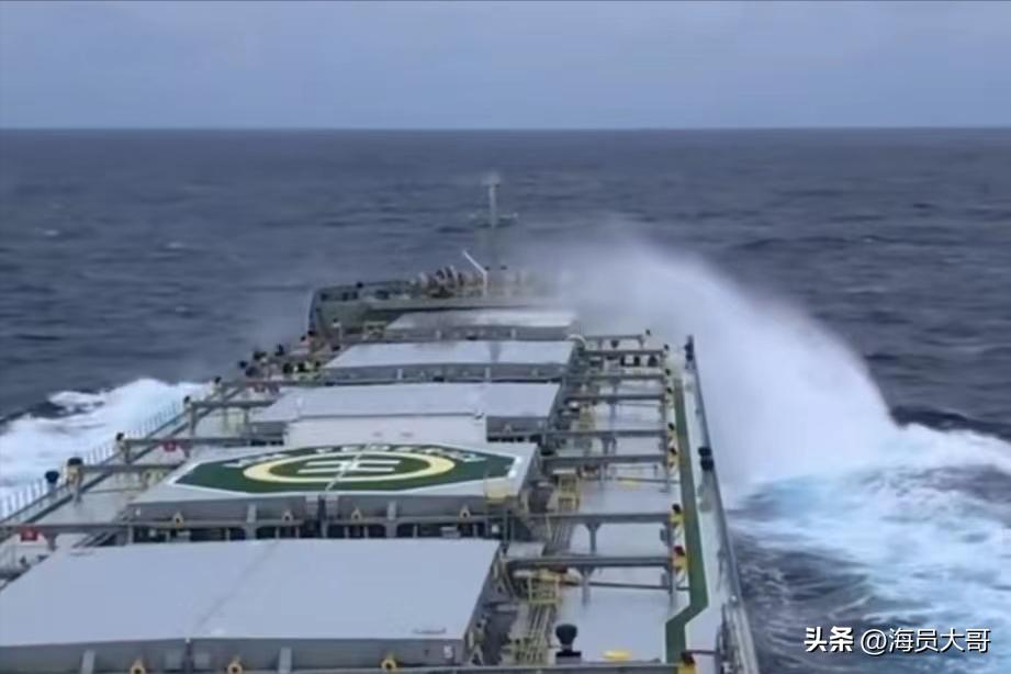 船员辛苦赚钱，恰遇船上过年，船长带头娱乐把船员害惨了