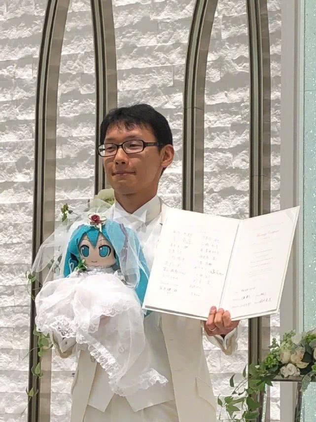 日本男人娶初音未来,日本男子花200万娶初音未来