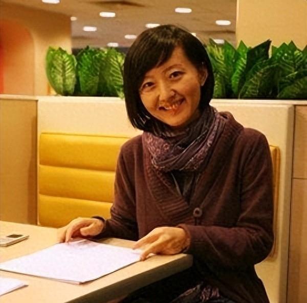 从天之骄女到卑微下跪,柴静为什么会被称为公知女神