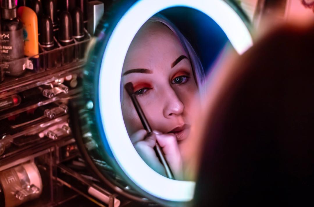 时代的眼泪化妆品美宝莲,美宝莲甜铁锈红