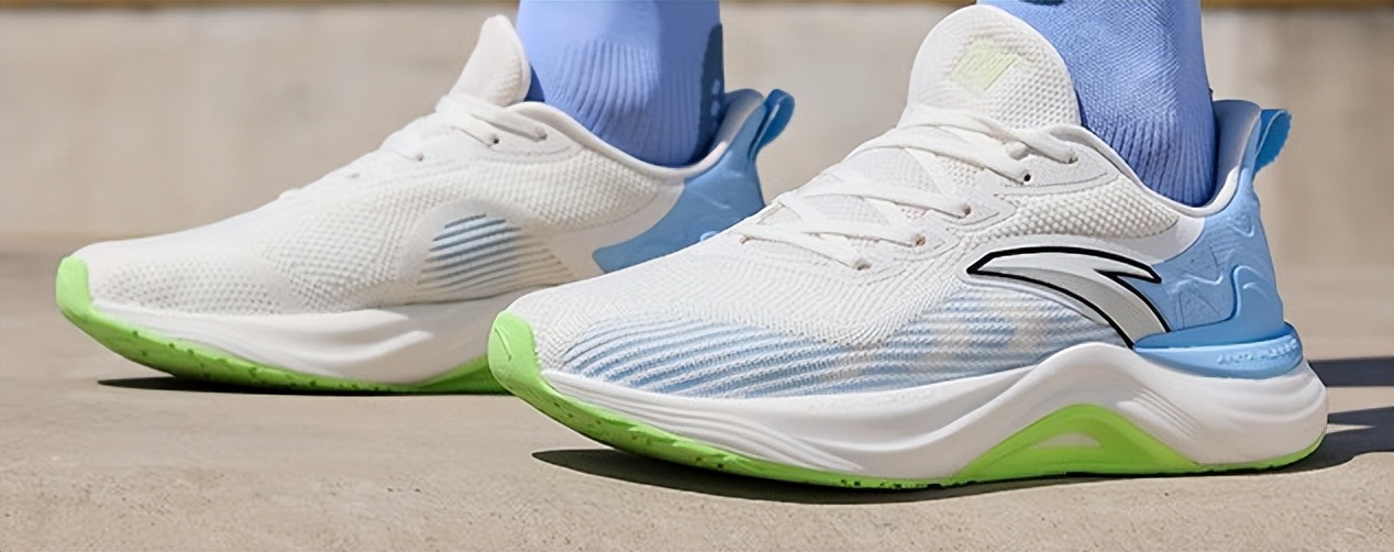 安踏跑鞋矩阵勇立潮头,安踏碳板跑鞋矩阵图片