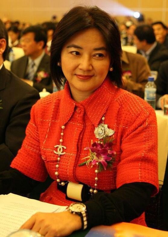 胡慧中黑色连衣裙搭配,胡慧中穿西装短发