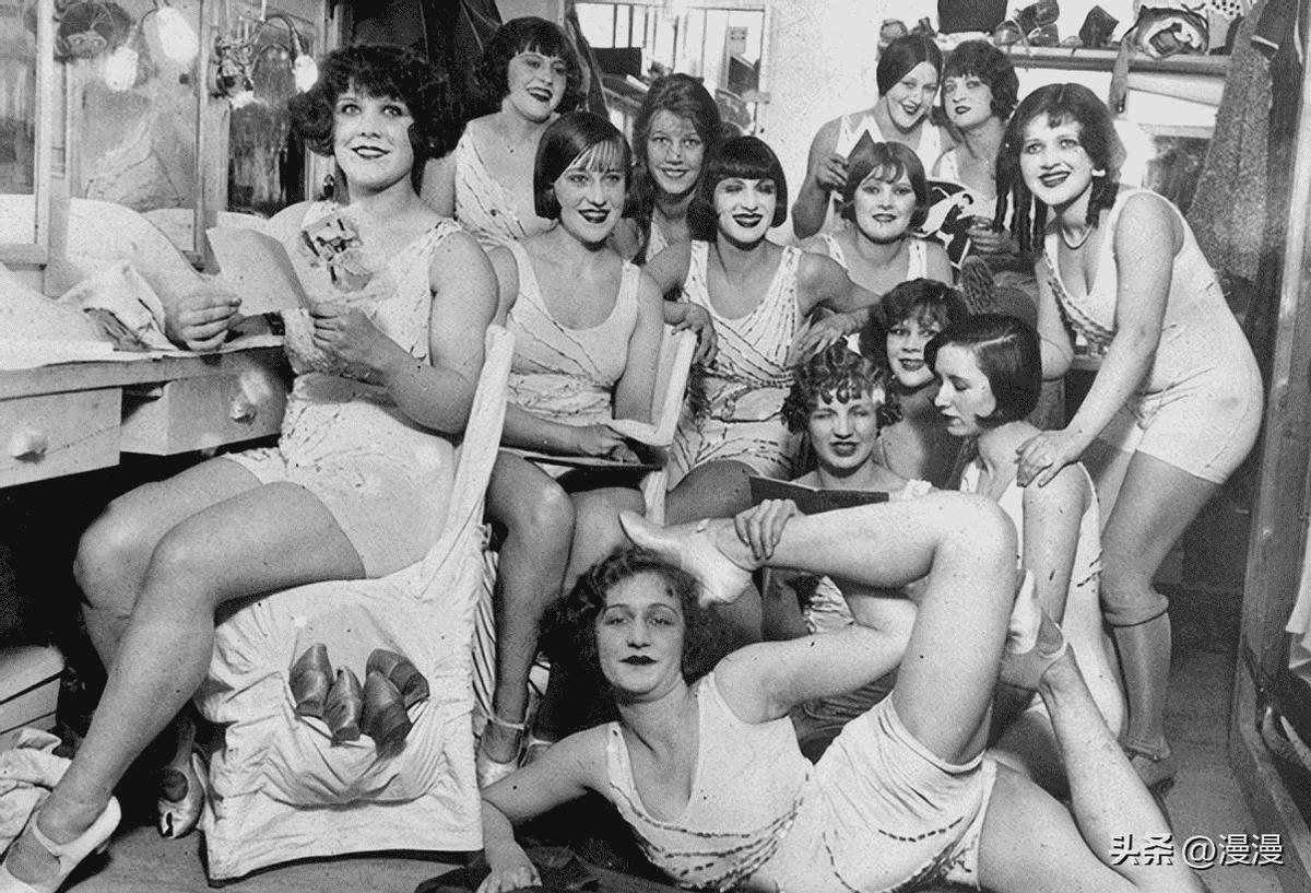 变态的纳粹德国，*光脱**犹太人女人衣服，集体*杀屠**！2