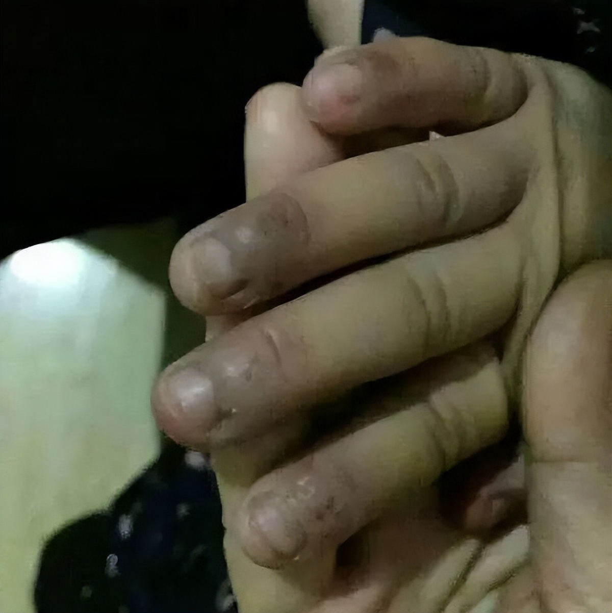 小女孩疑遭父母当街残忍虐待后续,虐待殴打儿童家庭暴力事件