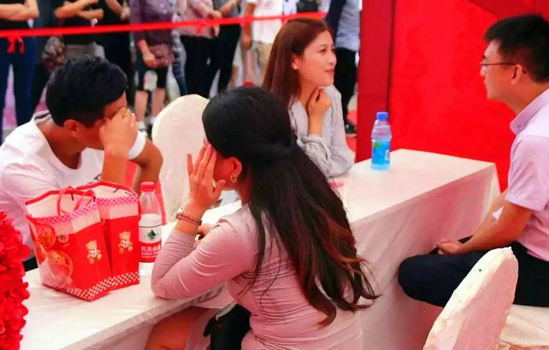 姑娘相亲见面紧张,姑娘相亲刚聊几句就把小伙气崩溃