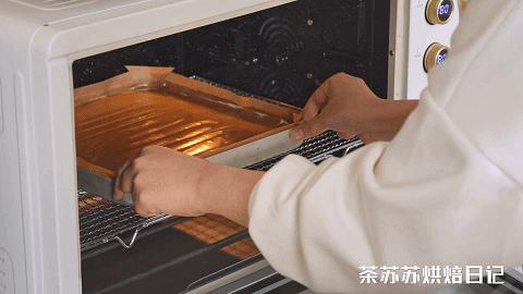 吃蛋糕卷别去外面买！自己做的料更足，香到舔手指