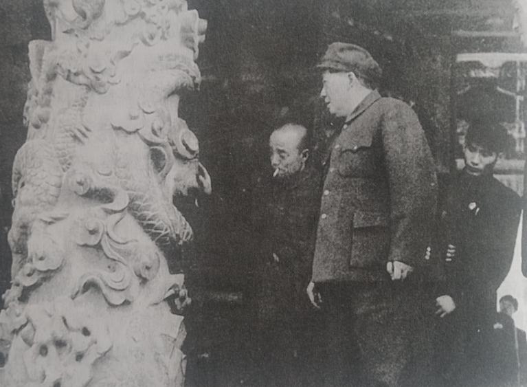 52年毛主席游孔林，突听“砰”一声响，他问孔子后人：这常打枪吗