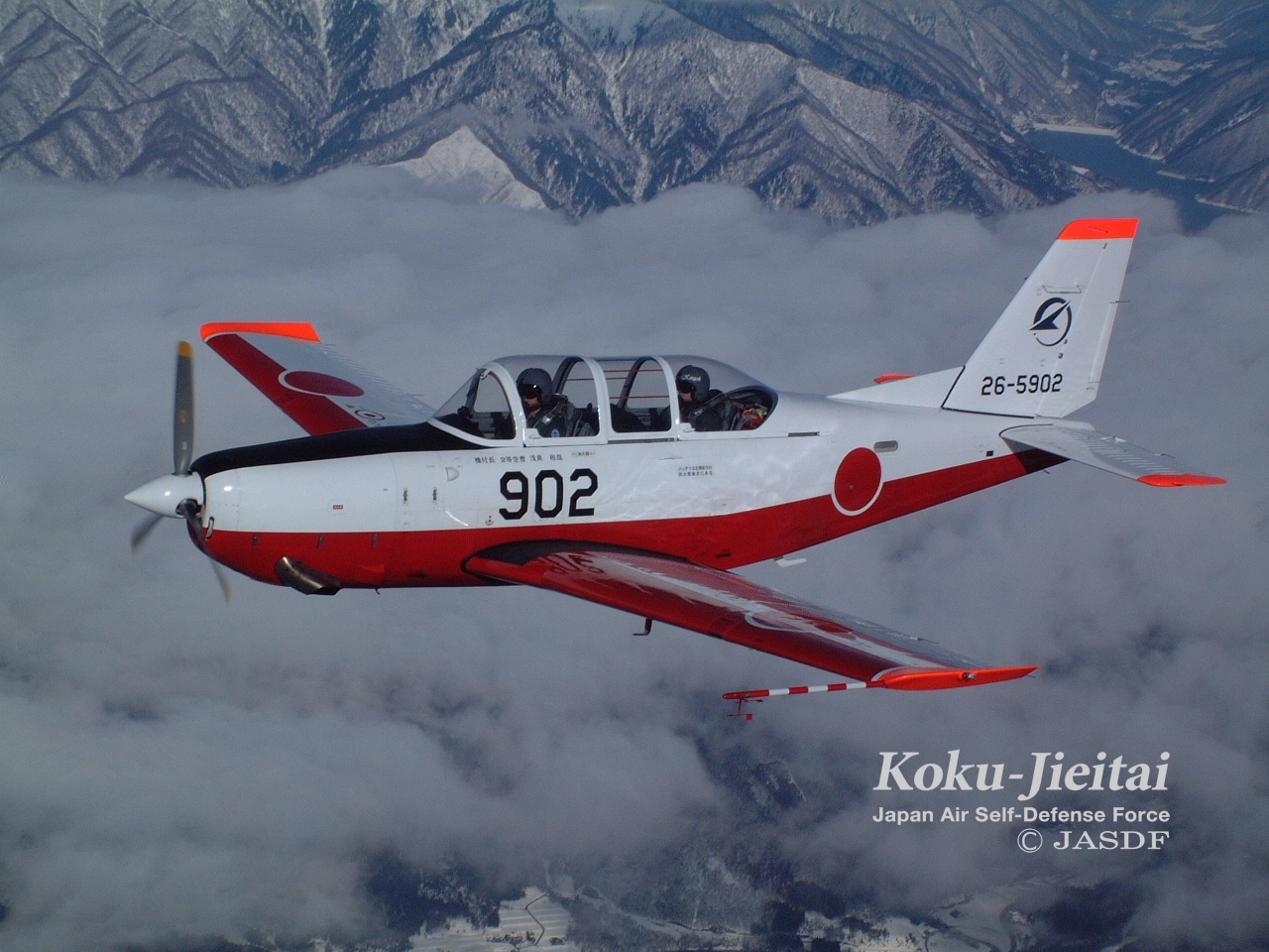 日本列岛的初级和中级训练机“富士T-7”