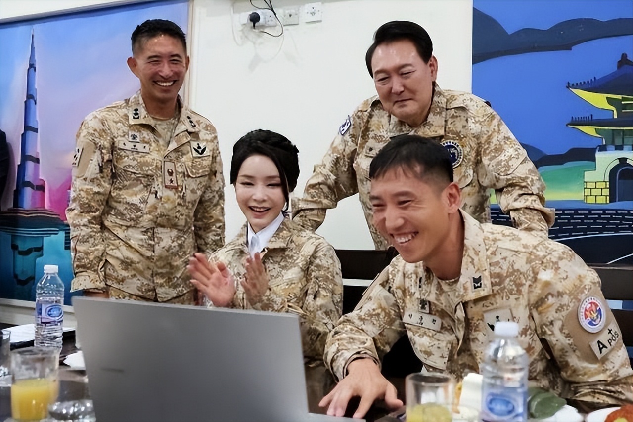韩国第一夫人穿军装抢风头,韩国第一夫人穿军装被批