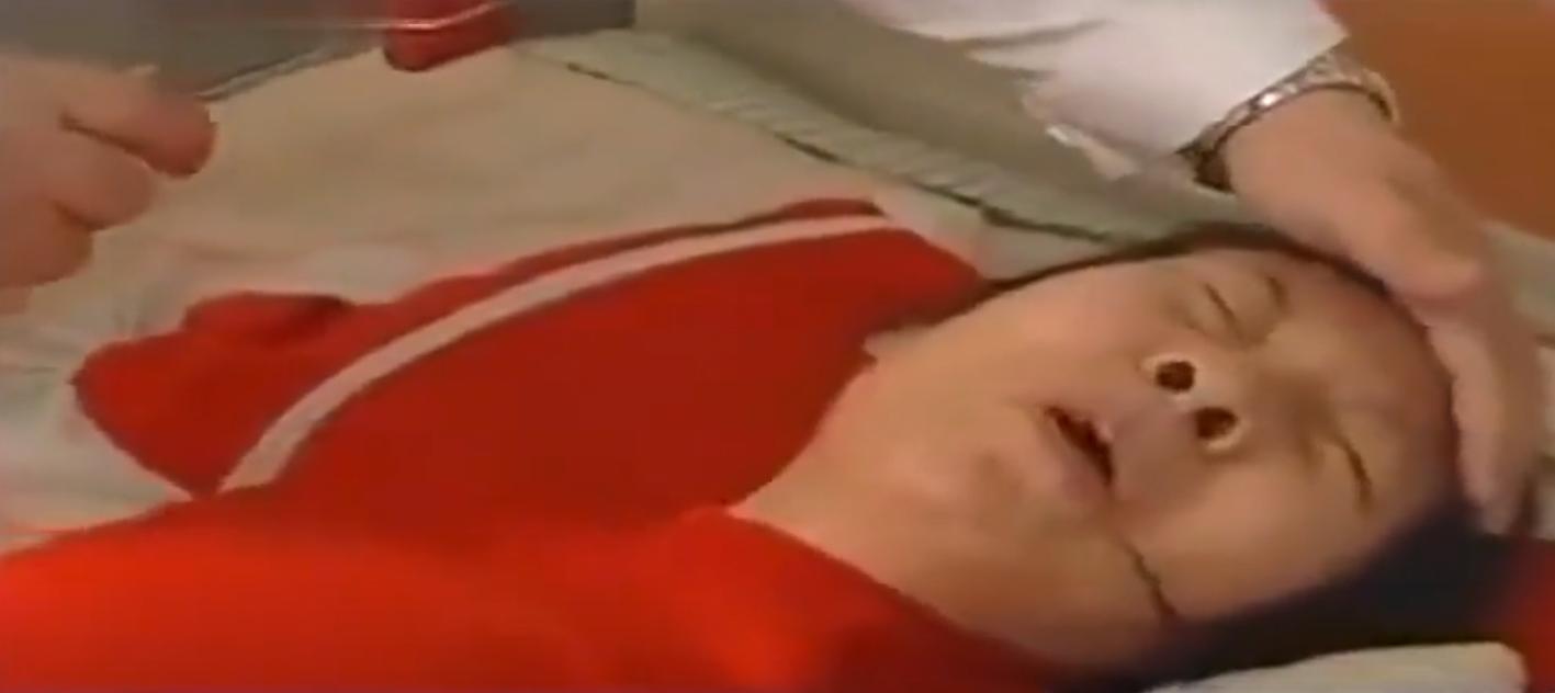 08年,河北女孩“瘫痪”卧床20年,姐姐安上监控后,戳穿多年*局骗**