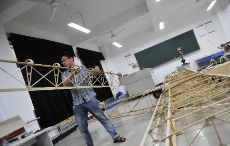 大学生自制飞机起飞,大学生自制轻型飞机