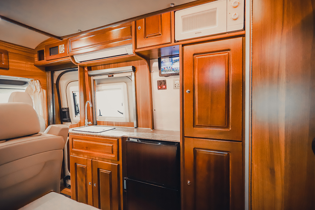 鲁道尔房车效果图,豪华卫浴分离房车