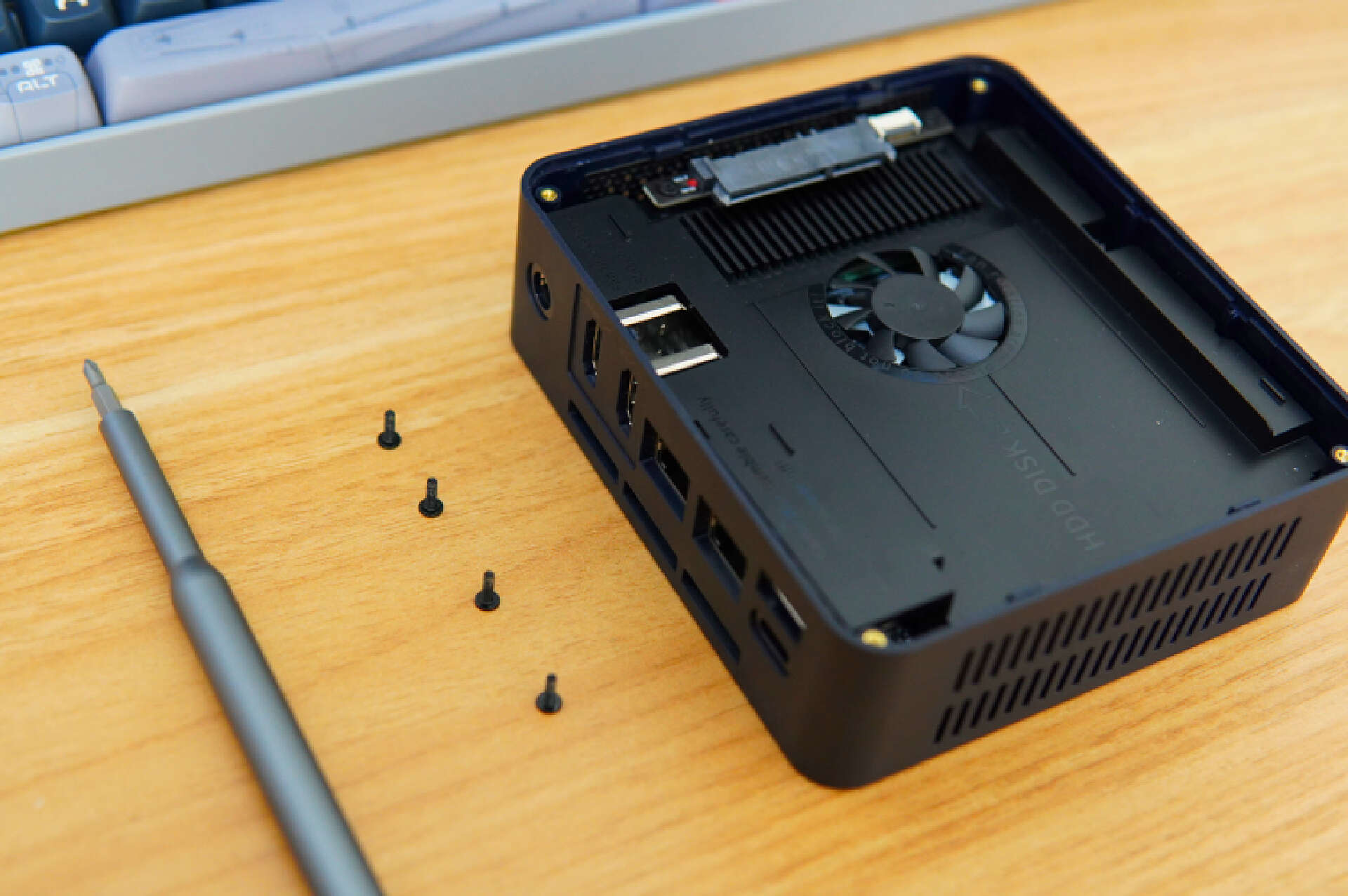 千元档影音办公首选，还有多彩配色，零刻EQ12迷你主机上手体验