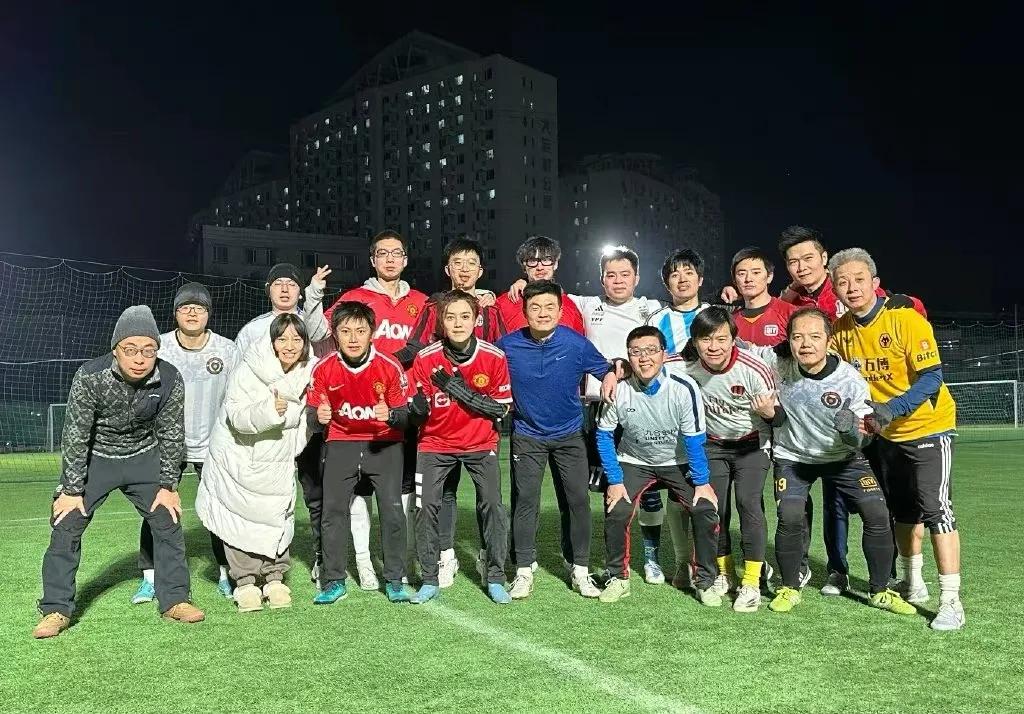 网友偶遇关晓彤陪鹿晗踢球,曝关晓彤经常陪伴鹿晗