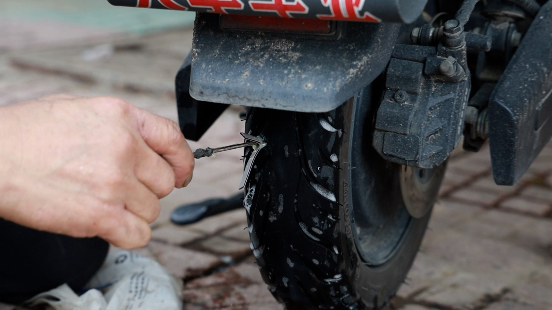 电动车真空胎打过胶漏气还能补吗,电动车真空胎不明原因漏气怎么修