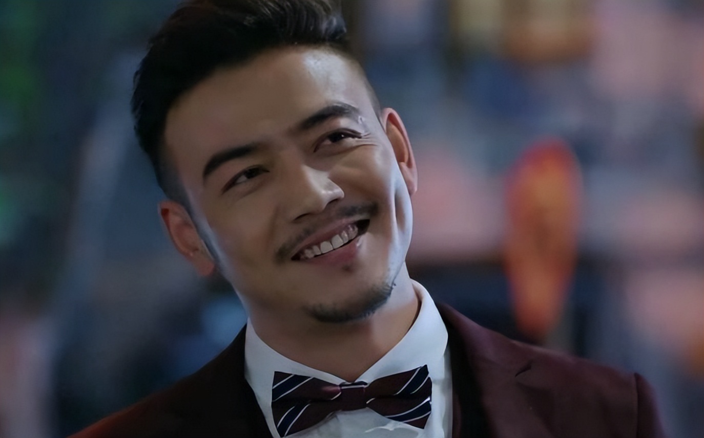 杨烁终于活成你想要的样子,杨烁从年轻到现在颜值变化