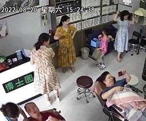 女孩子看起来外表美丽，其实裤袜已经掉到大腿根了！哈哈哈