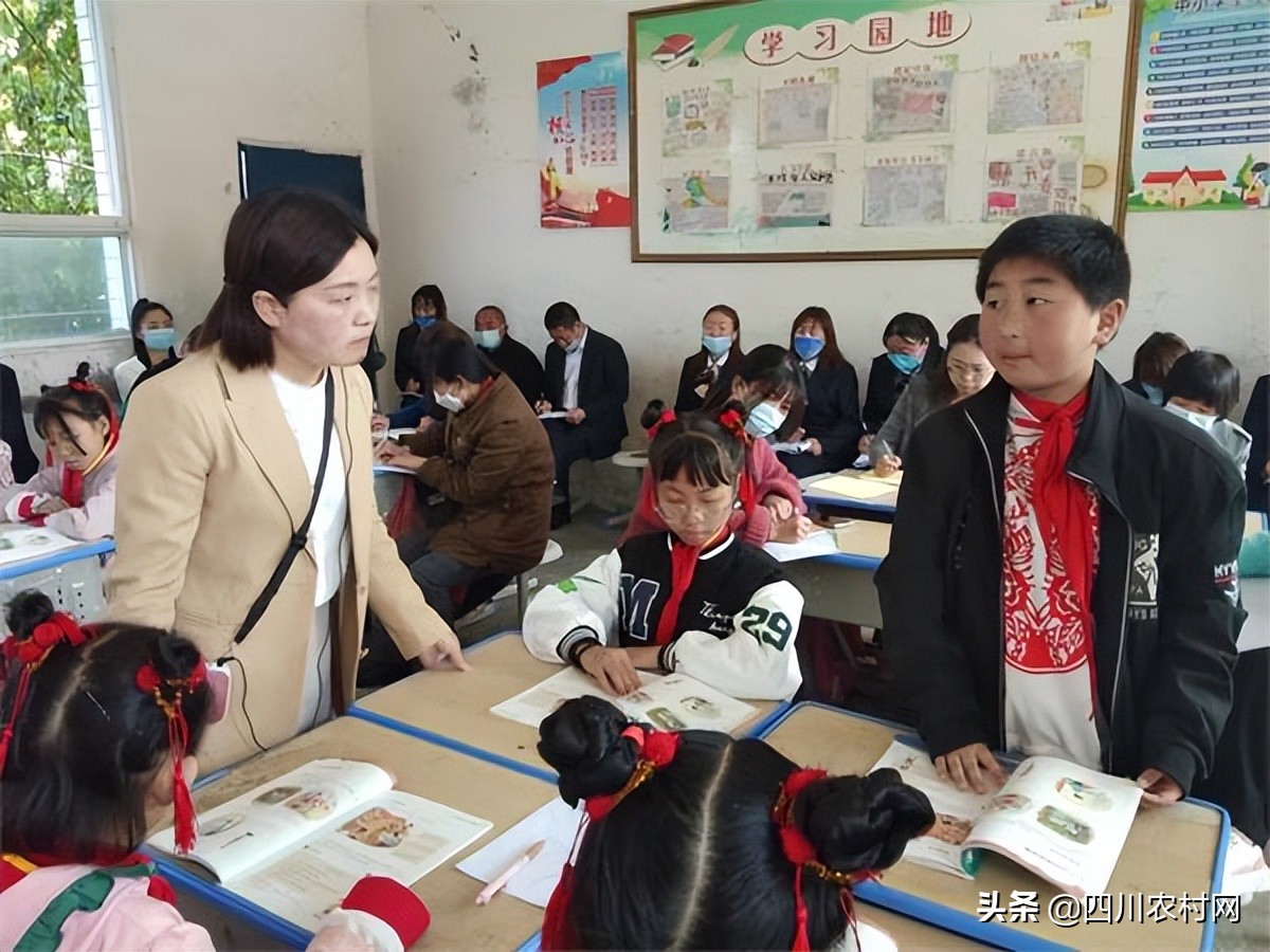 巴州区三小：情系山村送教凤溪