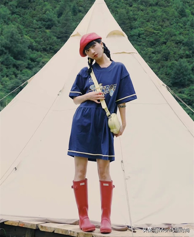 女生把小白鞋丢垃圾桶里,女生把小白鞋丢了