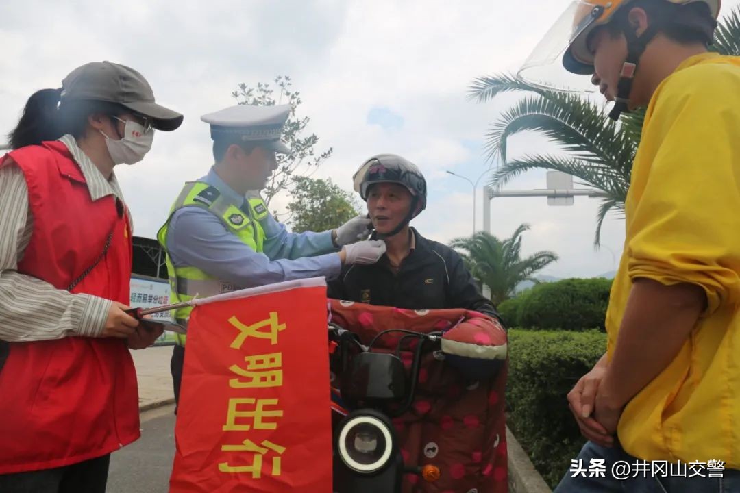 【三大专项行动】@摩托车、电动车驾驶人,出行请做到:有牌照、戴头盔、不超员、靠右行、不乱停