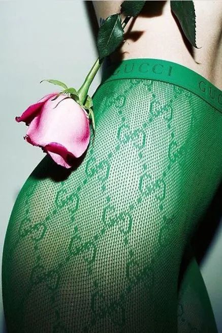 谁说丝袜只能配长靴,谁说丝袜不能配匡威的