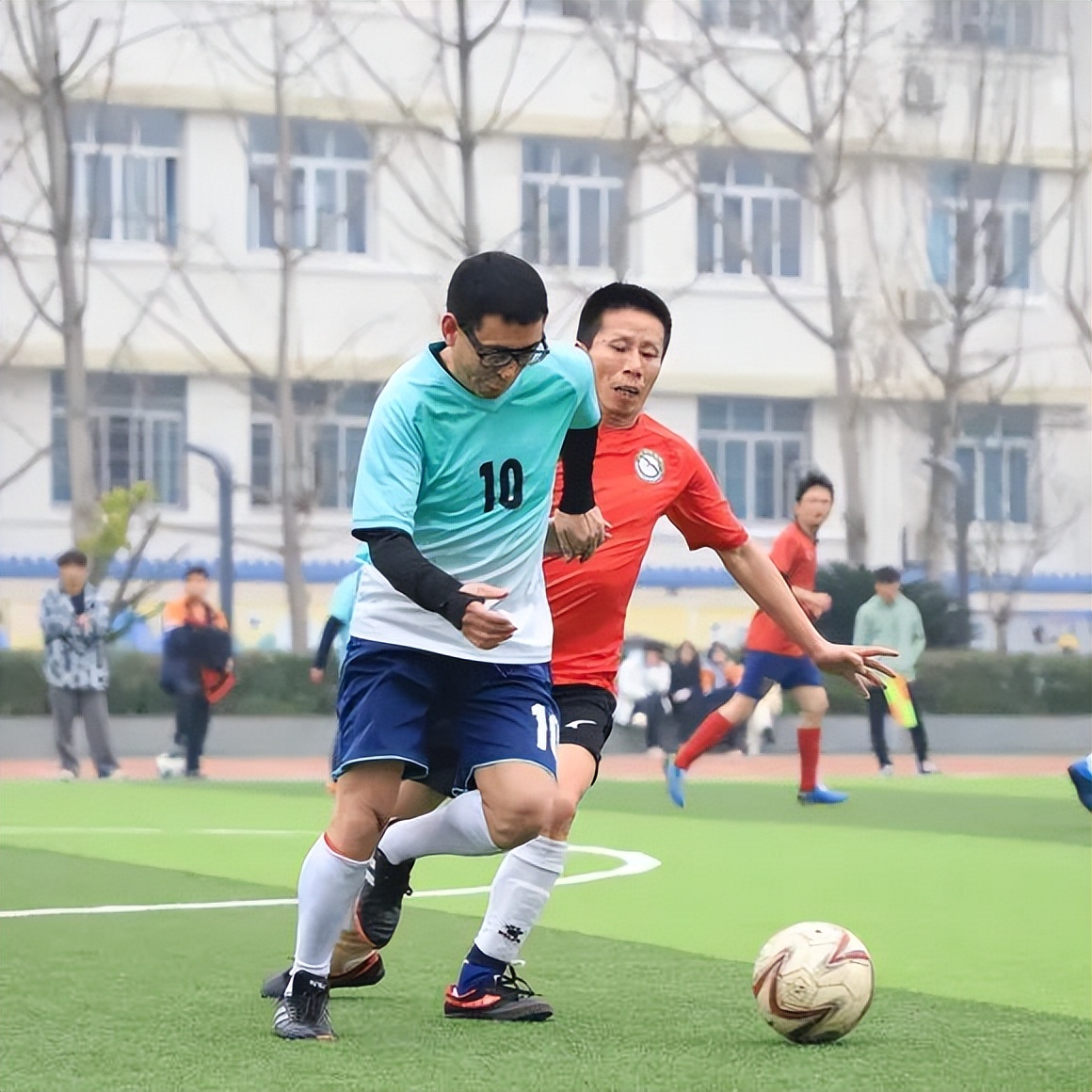 举办校园足球友谊赛,以赛促学以赛促交流