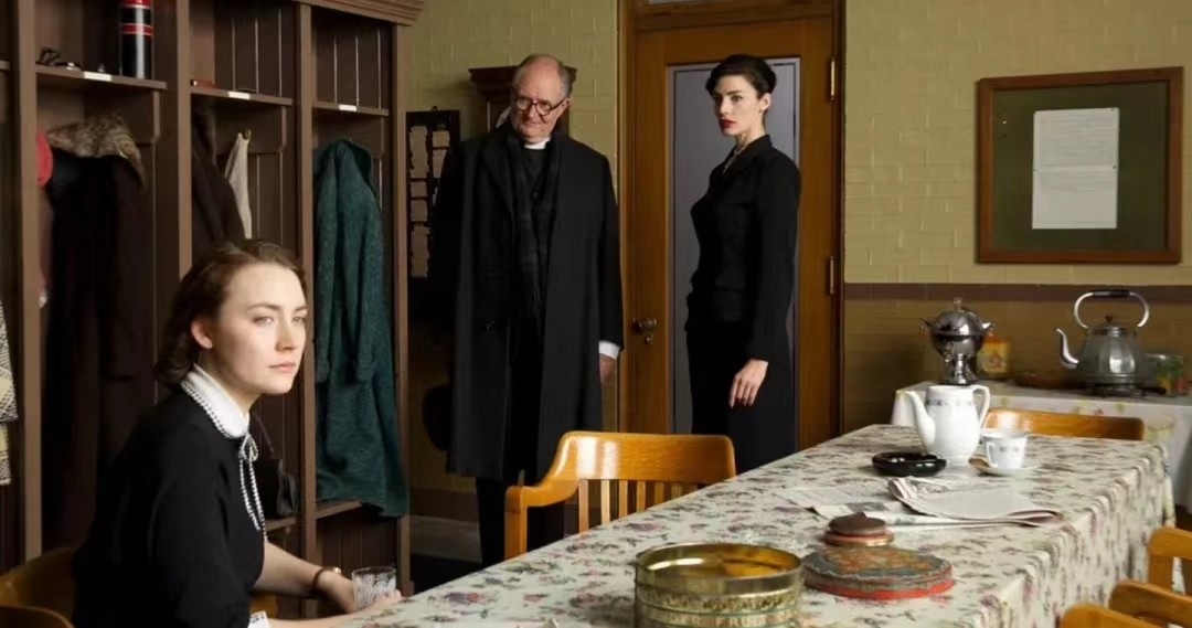 美国影片《布鲁克林》多次出现爱丽丝的定格画面有什么目的？