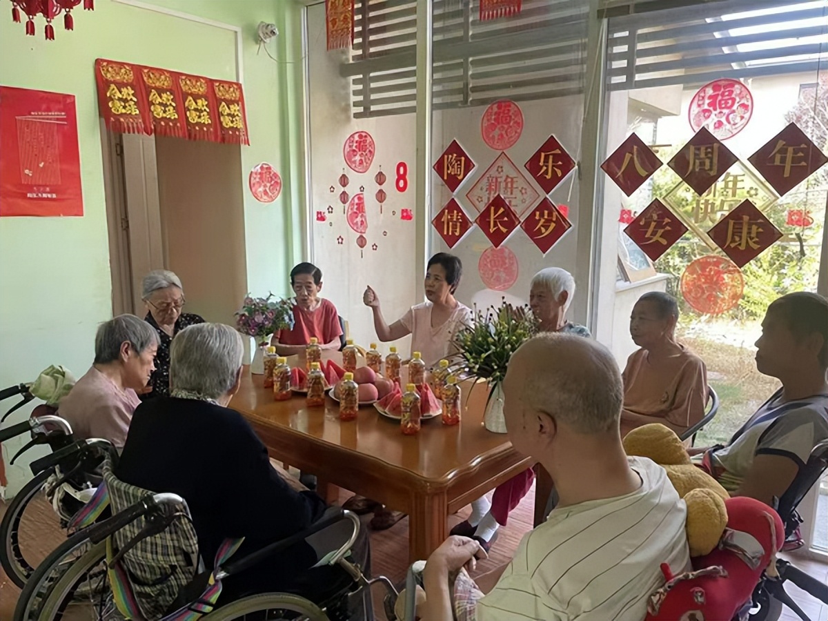 陶乐家养老丨共庆陶乐八周年，一碗生日面，情长岁安康