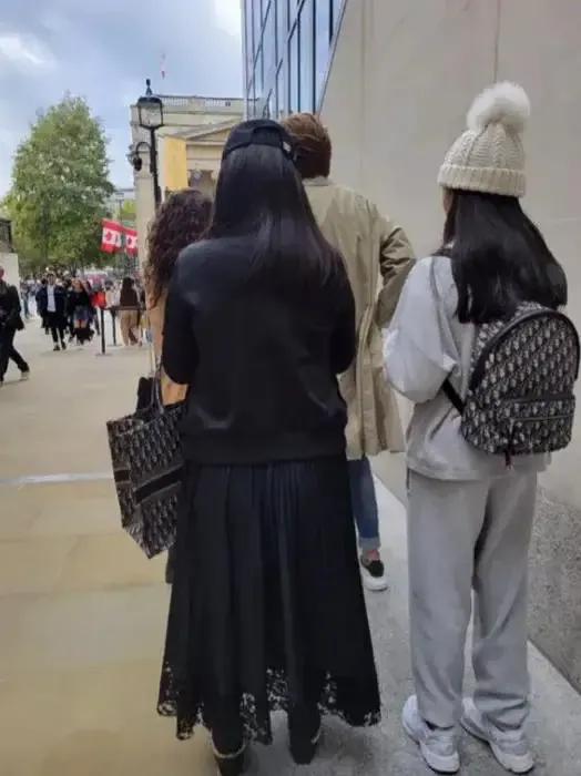 李湘女儿包包多少钱,李湘的女儿背名牌包包