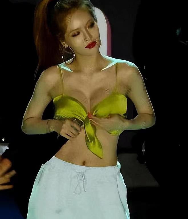 盘点韩国女明星最敢穿的衣服,韩国女星近期着装精选