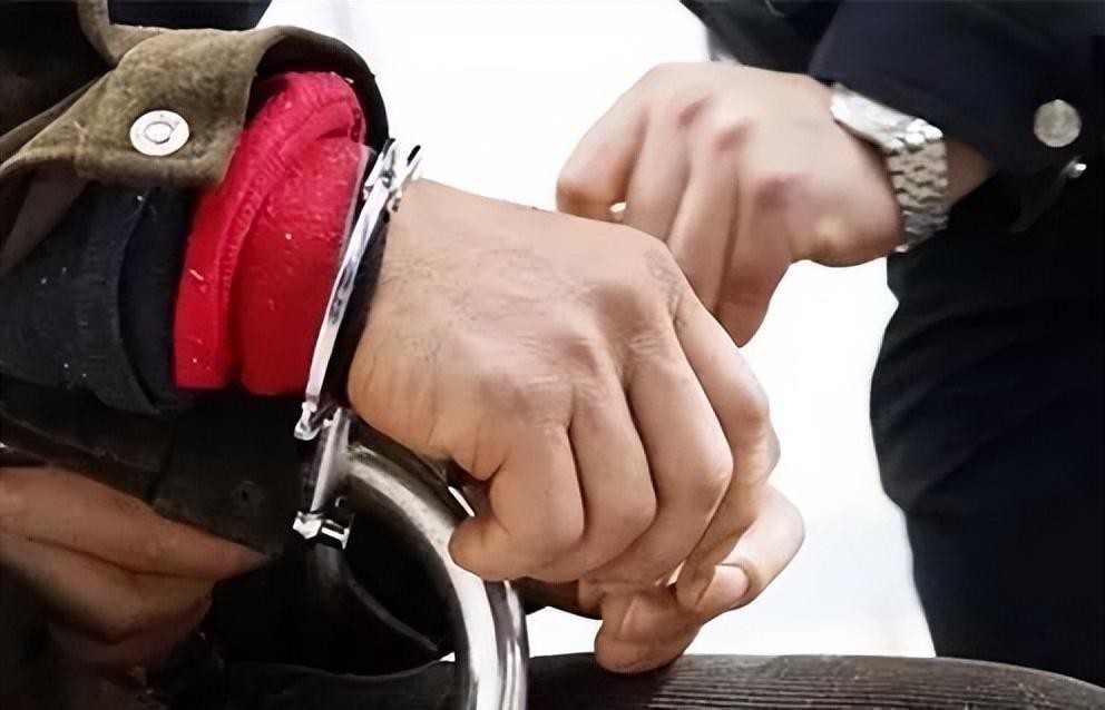 男子因残疾娶不上媳妇,趁哥哥不在家霸占了亲嫂子,最后酿成惨剧