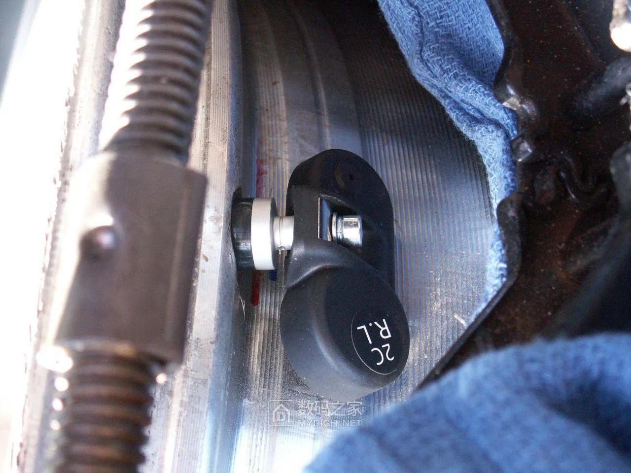 免扒胎机在家更换汽车气嘴或者内置式胎压传感器的方法