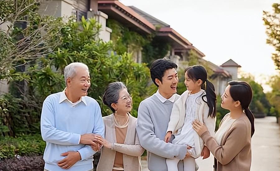 儿媳眨眼逼我说退休金只有3000，亲家跟我不一样