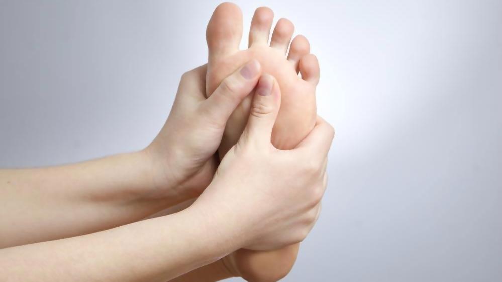 脚底板爱紫是什么原因,脚底板爱起皮是怎么回事