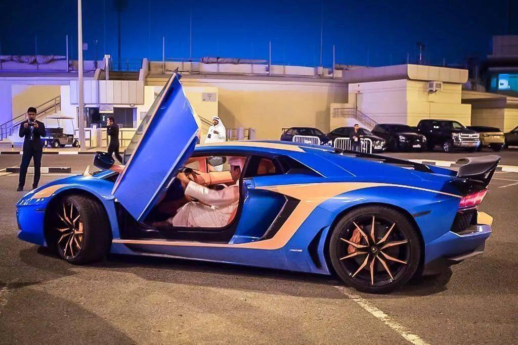 卡塔尔人头顶一个布,卡塔尔头顶一块布谁设计的