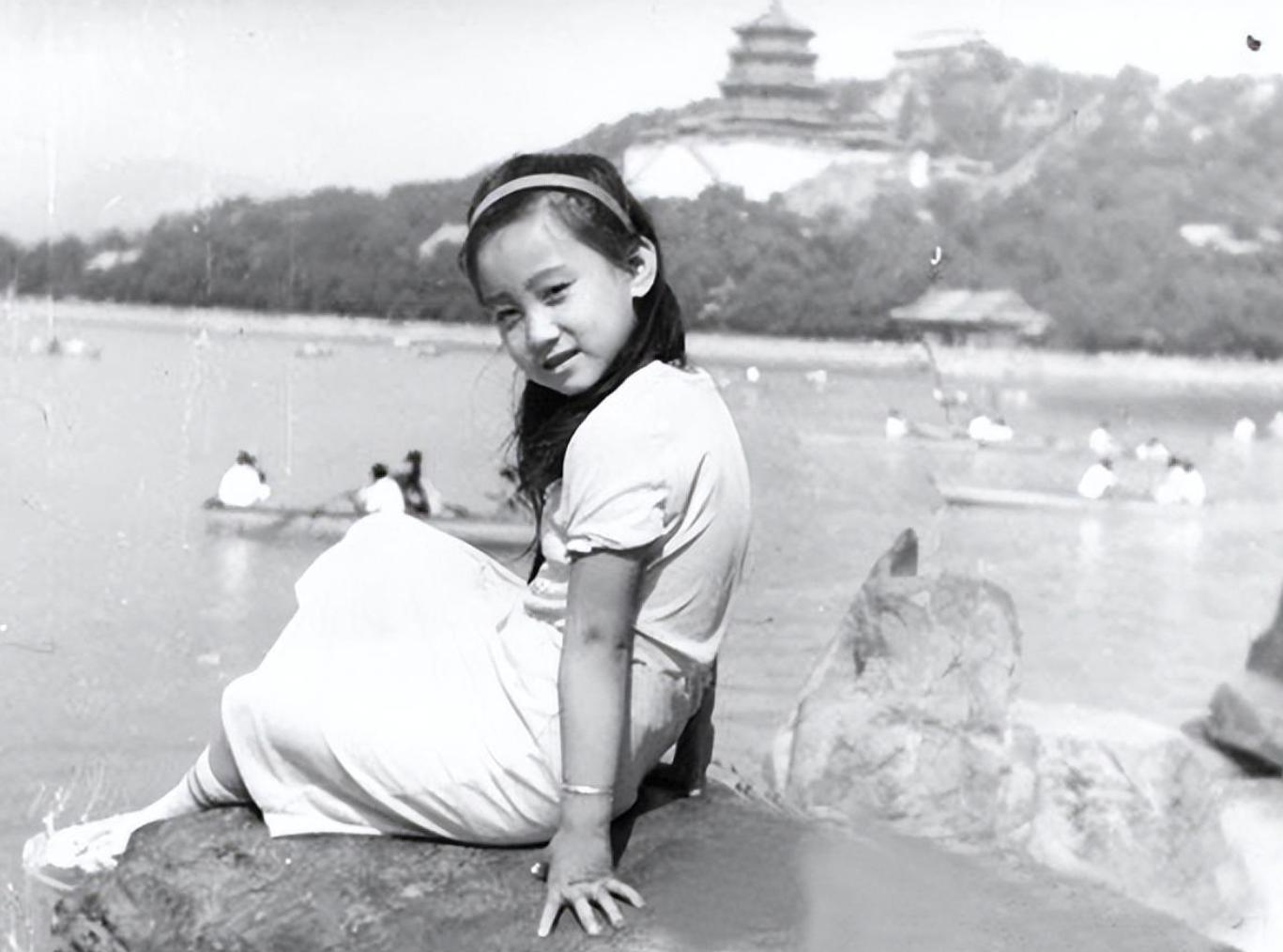 军旅歌手谭晶：嫁大8岁科学家老公，婚后生两女，生活幸福甜蜜