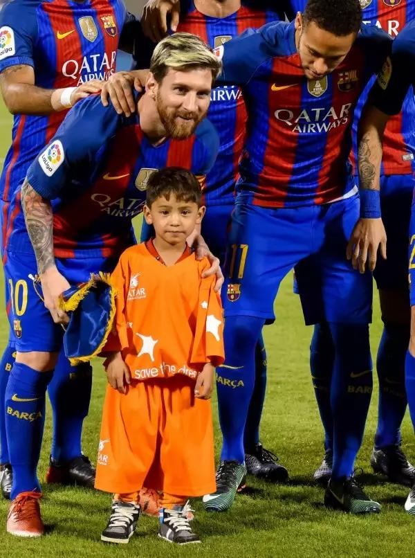 小球迷见到偶像感动瞬间梅西,阿富汗梅西小球迷被迫离开家乡