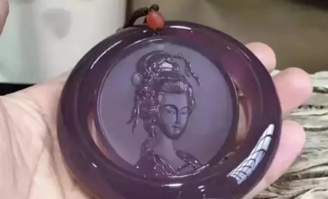 65岁大爷坚持买下这块翡翠原石,大爷买帝王翡翠