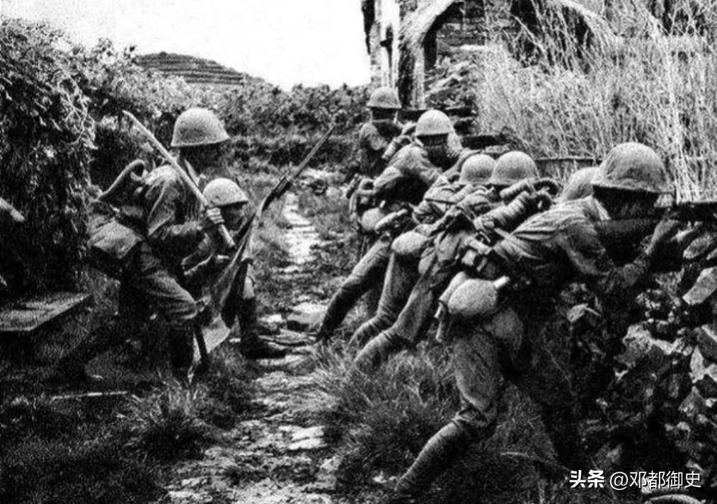 日军杀戮婴儿,日寇士兵刺刀挑小孩