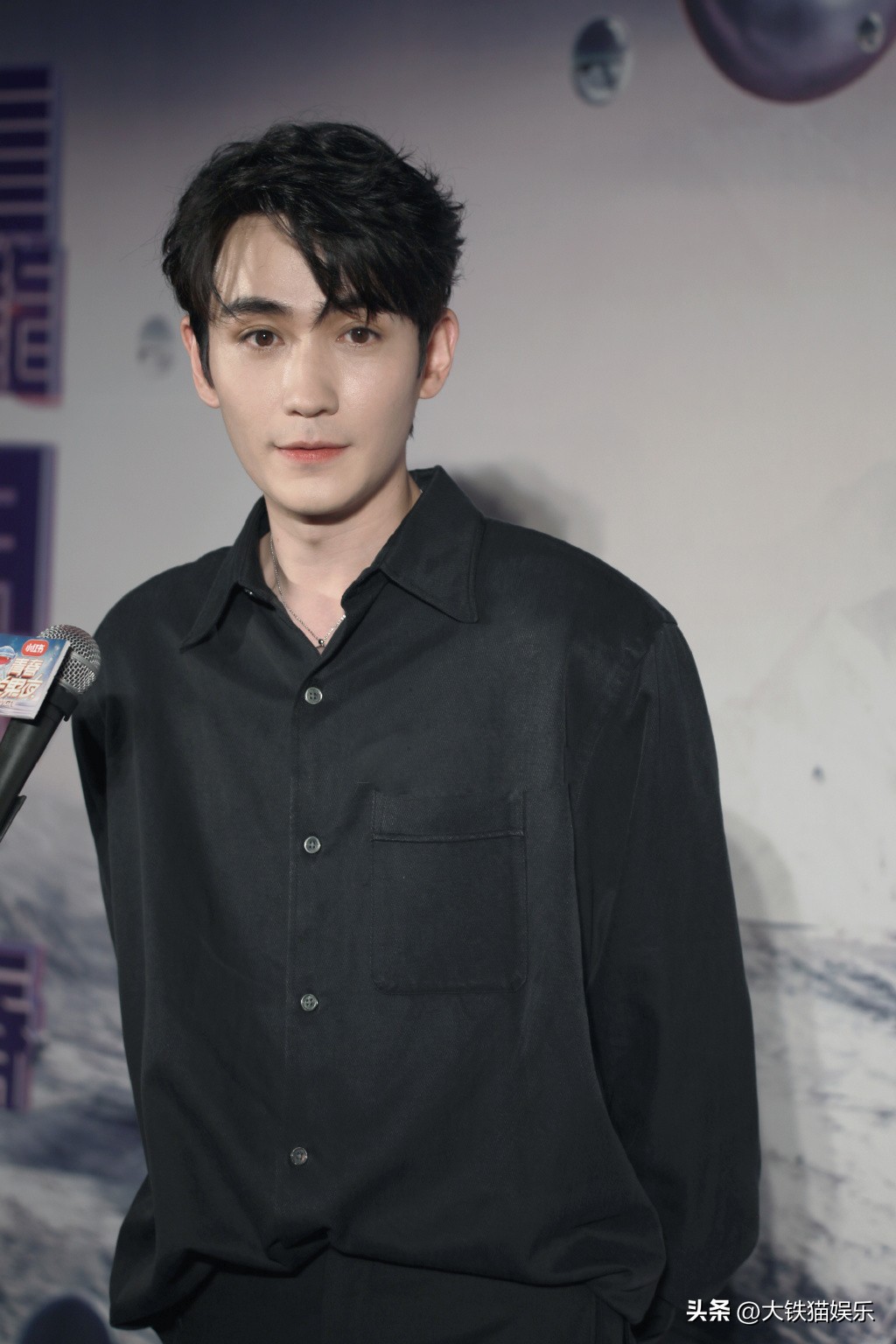 穿“黑衬衫”好看的男明星，只服这7位，个个长身玉立，贵气逼人