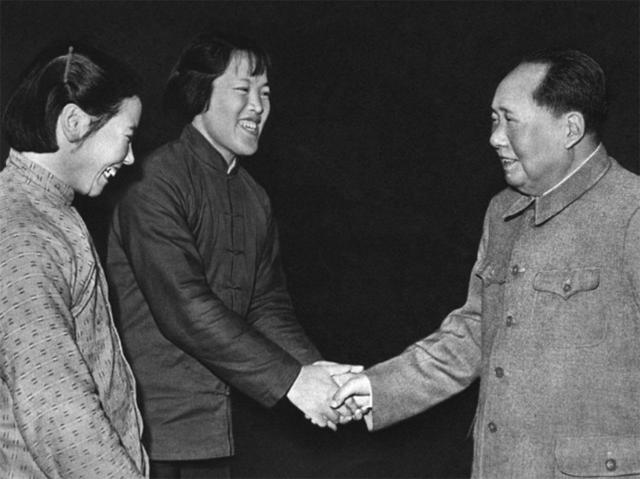 卖菜女工李素文:从副委员长跌落后创业,最后选择月薪二百当劳模