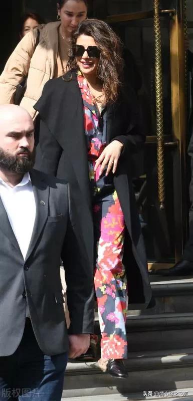 朴雅卡乔普拉格纹裙 (朴雅卡乔普拉图时装照)