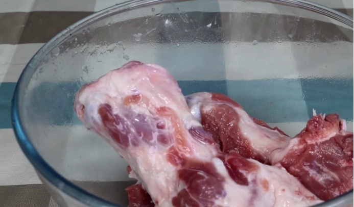 熬骨头汤时不要加生水,熬骨头汤的时候怎么才能不生泡沫